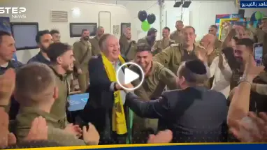 شاهد|| وزير الخارجية الأمريكي الأسبق يرقص مع جنود إسرائيليين قرب غزة