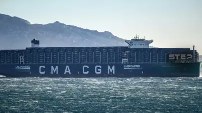سفينة شحن عملاقة تابعة لشركة 'CMA CGM' الفرنسية تعبر المياه الدولية