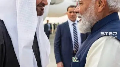 صاحب السمو الشيخ محمد بن زايد آل نهيان يصافح رئيس الوزراء الهندي ناريندرا مودي بحفاوة.