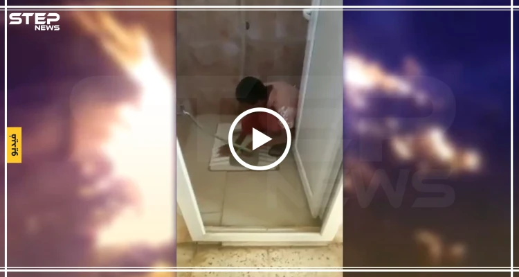 شاهد كيف تُجبر شرطة شران بعفرين طفلين سَجينَين على تنظيف المراحيض بأظافرهما (فيديو)