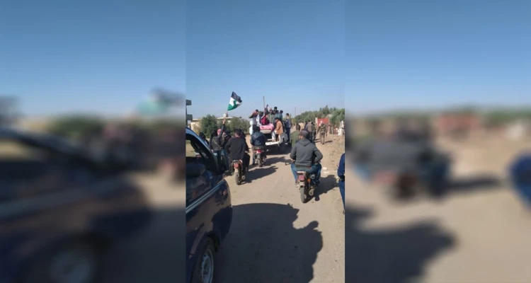 بعد غيابه لعام.. علم الثورة يُرفع مجددًا في مظاهرات درعا (صور)