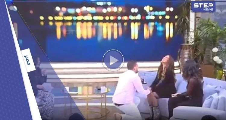 بالفيديو|| على غرار الأفلام.. شاب يفاجئ فنانة مصرية بخاتم الخطوبة على الهواء مباشرة
