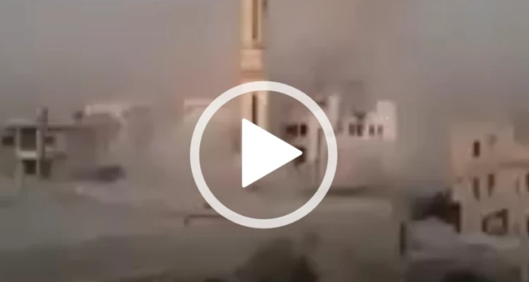 بالفيديو|| انتقاماً لقتلاها.. فرقة ماهر الأسد تقصف مئذنة بدرعا البلد وتهدمها بشكل كامل