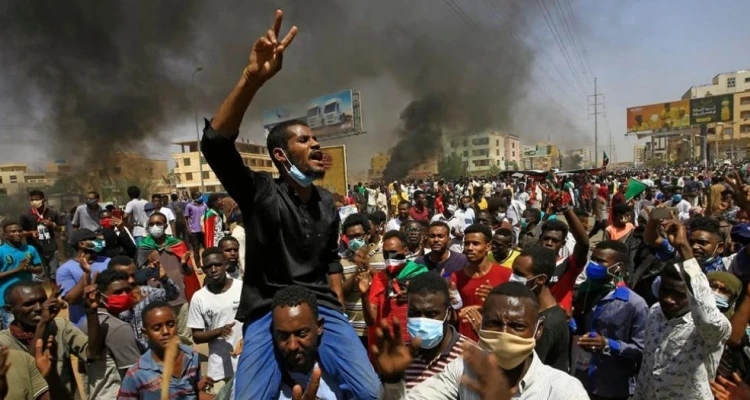 قوات الأمن السودانية تطلق القنابل الصوتية بكثافة على المحتجين قرب قصر الرئاسة.. ومصادر طبية تعلن مقتل متظاهرين