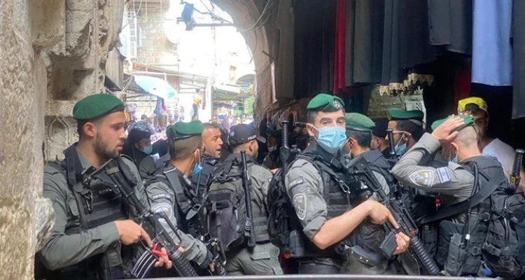 بالفيديو|| جندي إسرائيلي يدوس على رأس الطبيب الفلسطيني حازم الجولاني بعد إصابته خلال تنفيذ عملية طعن