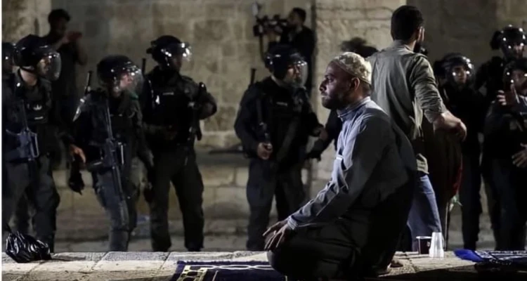 آلاف الفلسطينيين يتوافدون إلى باحات المسجد الأقصى لإحياء ليلة القدر وإسرائيل تقدم على هذه الخطوة في الشيخ جراح