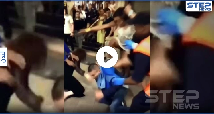 بالفيديو||بلباسٍ قصير.. امرأتين مخمورتين متحولتين جنسياً تركلان مراهقاً داخل مترو أنفاق في لندن