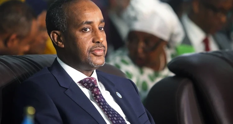 رئيس الصومال يوقف رئيس الوزراء عن العمل ببيانٍ رسمي.. ويكشف السبب