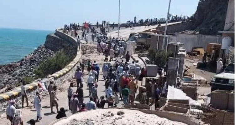 بعد اقتحام قصر معاشيق الرئاسي.. الحكومة اليمنية تدعو إلى الإسراع لتنفيذ هذا الاتفاق بجانبه العسكري