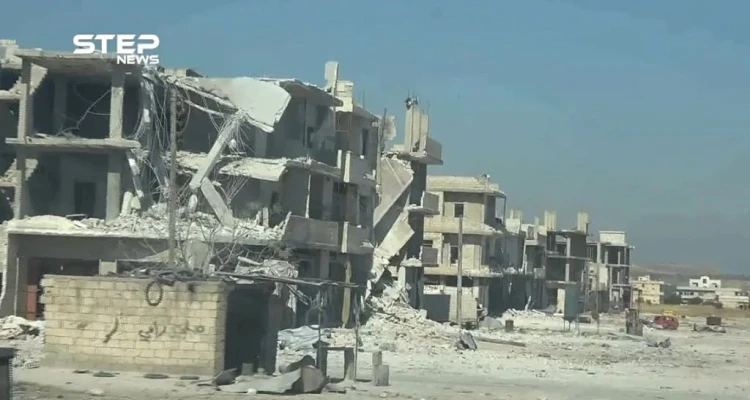 شاهد جانب من الدمار الهائل في الأحياء السكنية داخل مدينة خان شيخون جنوب إدلب جراء القصف الجوي العنيف