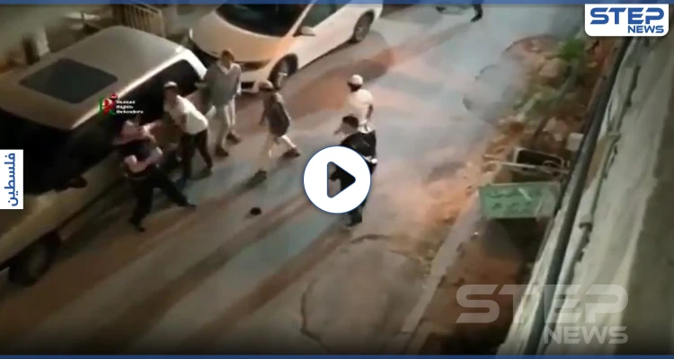 بالفيديو|| شاب فلسطيني لوحده يواجه أكثر من 15 إسرائيلي بينهم مسلح