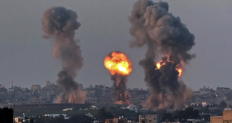 إسرائيل تقصف مواقعاً للفصائل الفلسطينية في محيط قطاع غزة ومصر تدخل على خط الاشتباك