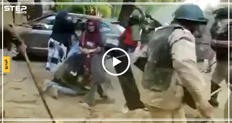 بالفيديو|| فتياتٌ هندياتٌ يتصدّينَ ببسالة لعناصر أمنٍ يعتدون على طالب جامعي