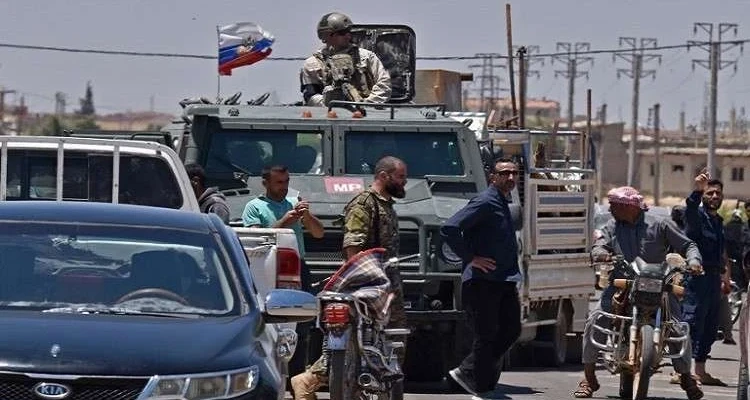 بحضور دورية روسية.. عناصر الفيلق الخامس ينهالون بالضرب على عناصر المخابرات الجوية في درعا