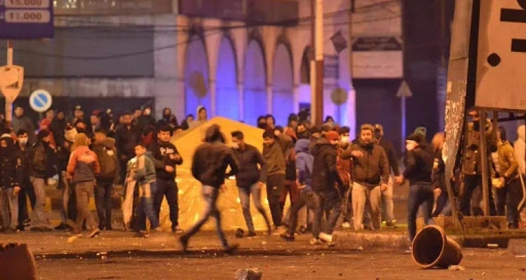 بالفيديو || غضب متصاعد.. متظاهرون في طرابلس يقتحمون المصرف والسرايا