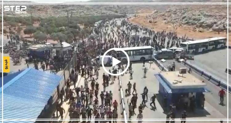 شاهد| مئات المتظاهرين يقتحمون معبر باب الهوى والجندرمة التركية تحاول فضّها بالغازات المسيلة للدموع
