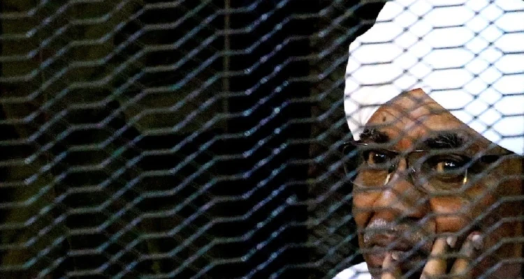 أول رئيس عربي يحاكم بجرائم حرب في لاهاي .. السودان يقرر تسليم الرئيس البشير للجنائية الدولية