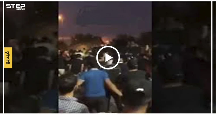 مشهد صادم لسيارة تدهس متظاهرين جنوب العراق