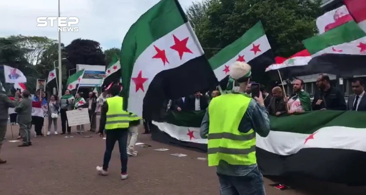 مظاهرة أمام محكمة الجنايات الدولية في هولندا للمطالبة بالمعتقلين وتضامناً مع إدلب