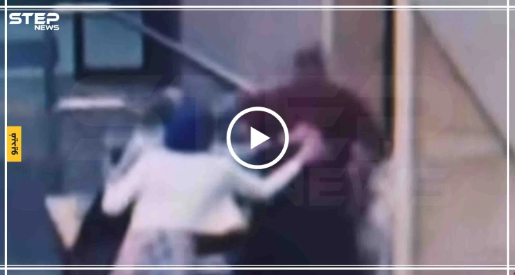 شاهد بالفيديو|| إسترالي متطرف يهاجم بوحشية امرأة محجبة كاد أن يقتلها مع جنينها