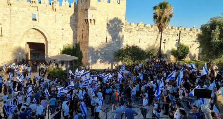 شتائم للرسول "محمد" بألفاظ نابية خلال مسيرة الأعلام الإسرائيلية في مدينة القدس وحدّة التوترات ترتفع (فيديو)