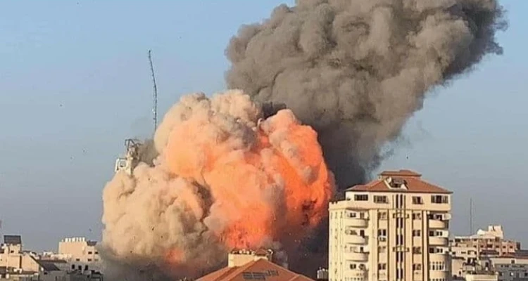 بالفيديو|| لحظة استهداف الطائرات الإسرائيلية برج الشروق الذي يحوي قناة فضائية بغزة وتدميره بالكامل