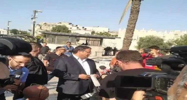 بالفيديو|| عضو بالكنيست يغادر منطقة باب العمود بعد اقتحامها ورفع علم إسرائيل فوقها.. والشرطة الإسرائيلية تعتقل شباناً فلسطينيين حاولوا التصدي له