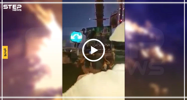 شاهد بالفيديو || متظاهرون عراقيون يمزقون صور "الخامنئي" من شوارع كربلاء