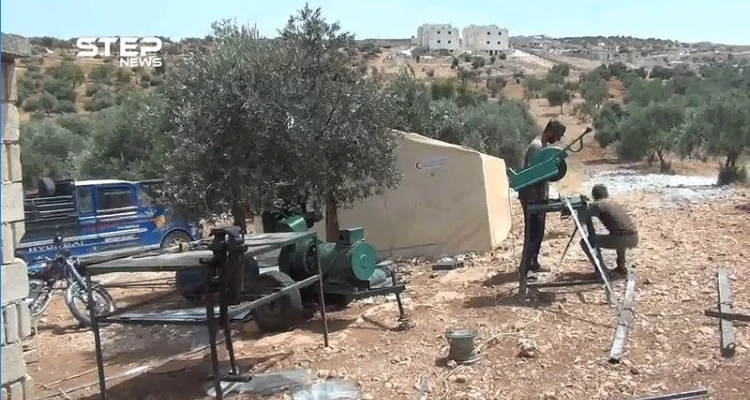 حداد نازح يلملم رزقه من تحت الأشجار .. تعرف على قصة أبو أحمد