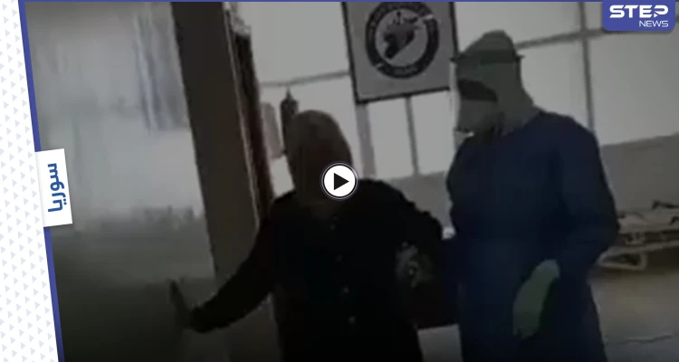 بالفيديو|| طبيب يغني في إحدى مستشفيات إدلب مستخدماً الموليّة الرقاوية من أجل تخفيف المرض عن سيدة مسنة