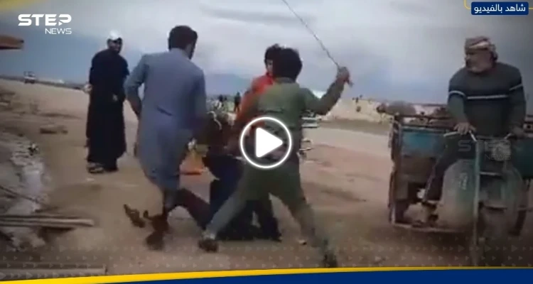 شبان سوريون يتناوبون على ضرب فتاة بالعصي وسط الشارع.. والفيديو يحرك السلطات