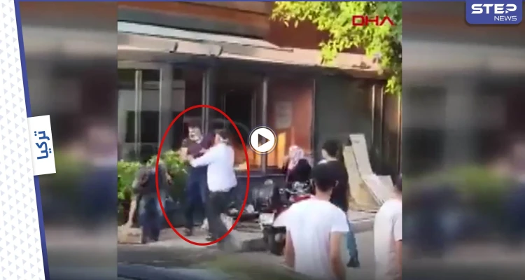 بالفيديو|| بسبب الهاتف.. شاب يهين والدته ويضربها وسط الشارع في إسطنبول وردة فعل المارة