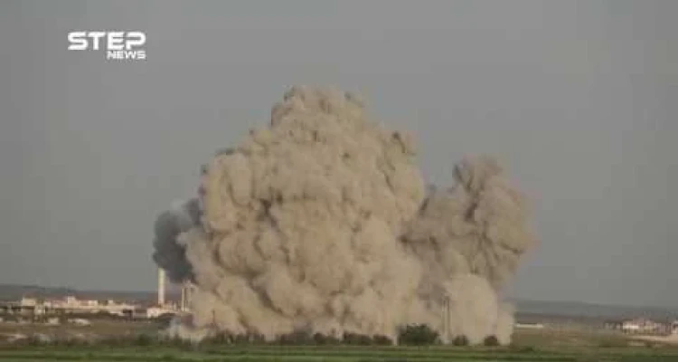 شاهد غارات روسية بالصواريخ الأرتجاجية على أطراف مدينة اللطامنة شمال حماة