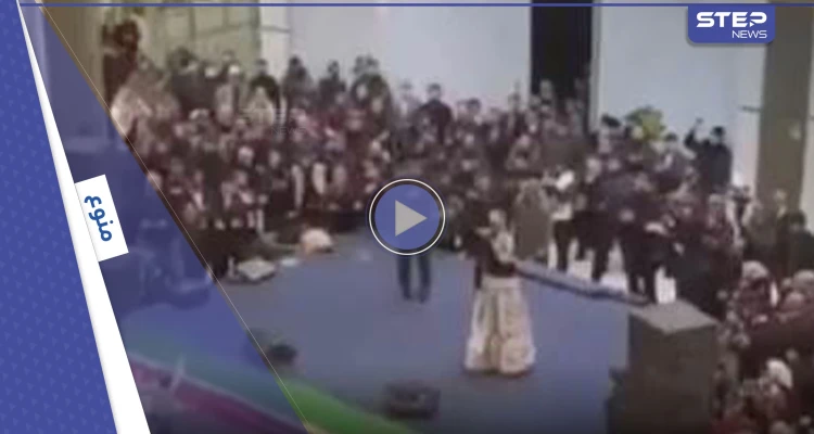 بالفيديو|| بشكل مفاجئ رئيس دولة ينضم فجأة إلى حفل شعبي ضخم ويرقص مع مغنية استعراضية مثيراً دهشة الحضور