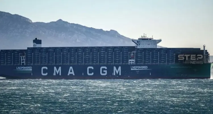 سفينة شحن عملاقة تابعة لشركة 'CMA CGM' الفرنسية تعبر المياه الدولية