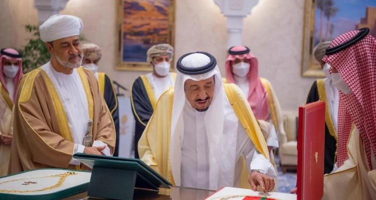بالفيديو|| توقيع مذكرة تفاهم سعودية عُمانية بالرياض.. والملك سلمان يمنح السلطان هيثم قلادة الملك عبدالعزيز