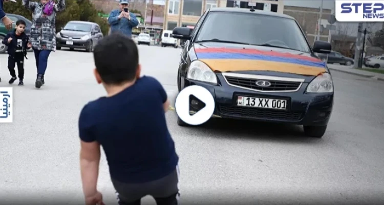 لقبه "الطفل المعجزة".. بعمر 5 سنوات يسحب سيارتين بأطراف أصابعه (فيديو)