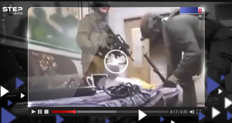 شاهد|| لحظة اقتحام منزل ناشط فلسطيني واعتقاله على "الهواء مباشرة" وسط صراخ عائلته