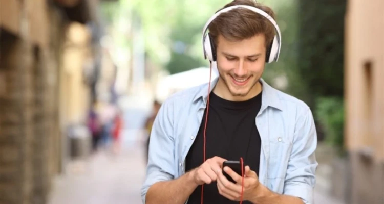 منظمة الصحة العالمية تُحذّر من سماعات الأذن، تعرّف على مخاطرها
