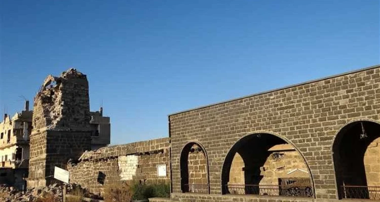 بالصور || الفرقة الرابعة تستهدف بصواريخ الفيل المسجد العمري الكبير في درعا