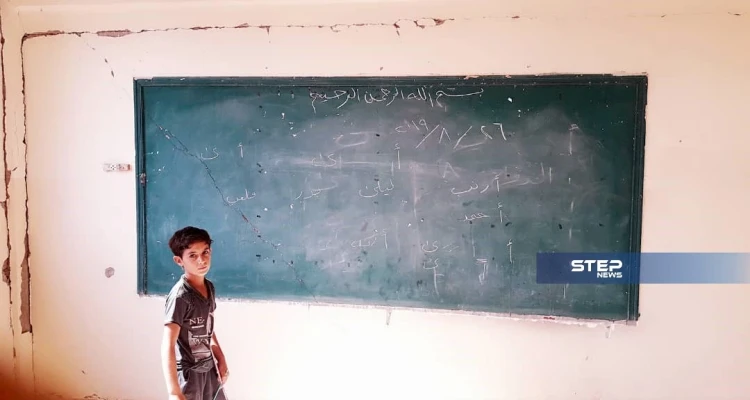 شاهد بالصور || مئات التلاميذ يستقبلون العام الدراسي الجديد بأحلك الظروف في ديرالزور