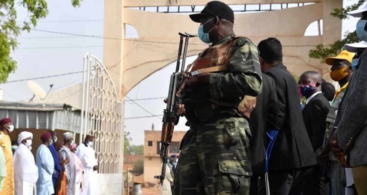 محاولة انقلاب في النيجر على الرئيس محمد بازوم بعد يومين من توليه الحكم