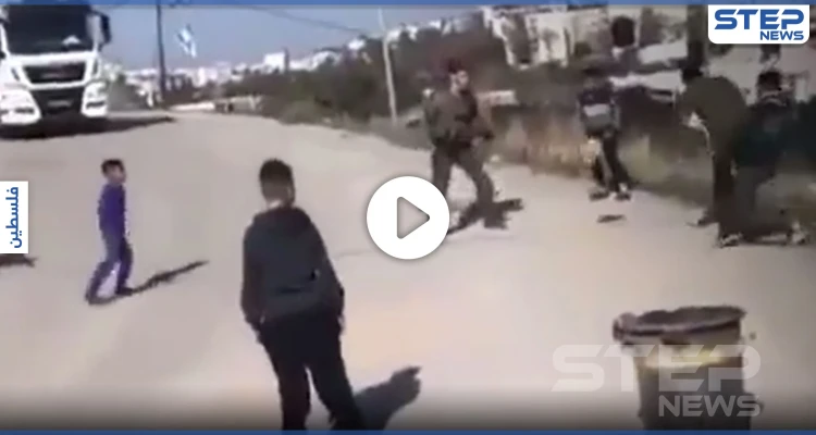 بالفيديو|| جندي إسرائيلي يحمل سلاحاً ويلعب الكرة مع أطفال فلسطينين.. والمفاجأة عند إحراز الهدف