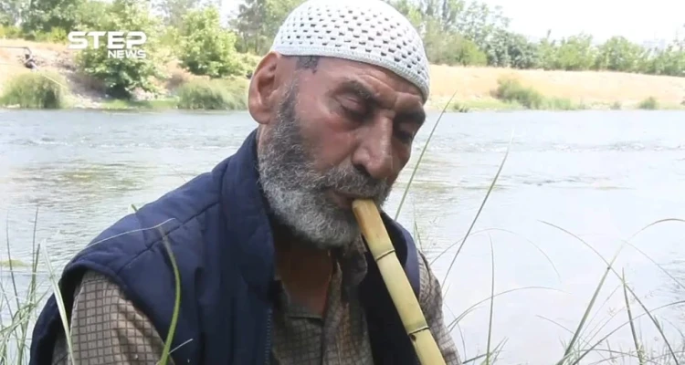 الحاج مصطفى رجل سبعيني يعزف على الناي من سكان مدينة جسر الشغور بريف إدلب