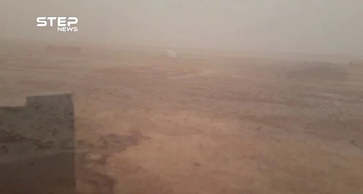 مشاهد للعاصفة التي ضربت مخيم الركبان على الحدود السورية الأردنية في ثاني أيام عيد الفطر