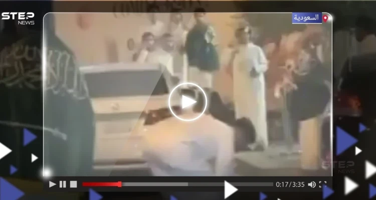وسط الشارع.. فتاة سعودية تخرج من سيارتها وتنهال بالضرب على شاب (فيديو)
