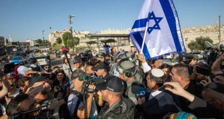 انطلاق مسيرة الأعلام الإسرائيلية في القدس ومطار تل أبيب يتأهب وسط استعدادت أمنية خوفاً من العواقب
