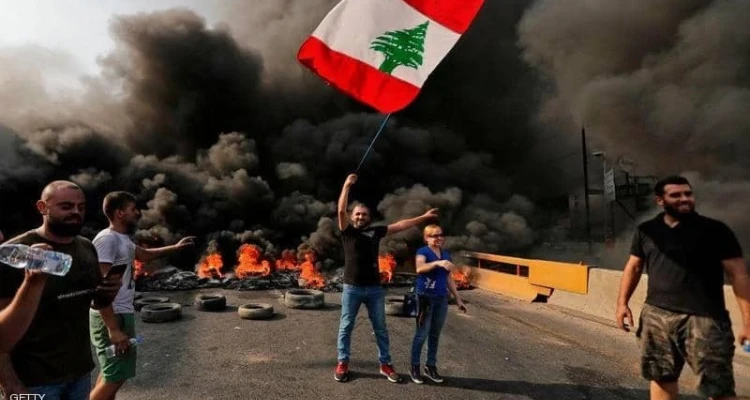 محتجون في لبنان يقطعون الطرقات المؤدية إلى بيروت شمالاً وجنوباً