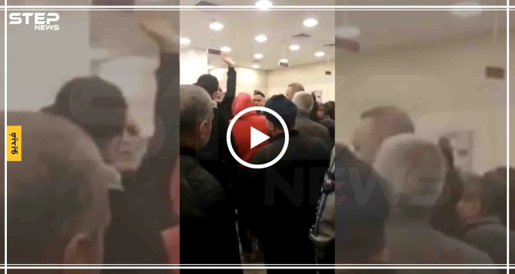 بالفيديو || لبناني داخل أحد البنوك حاملًا فأسًا ويطالب بأمواله