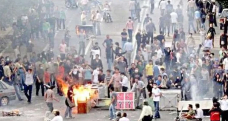 رجوي تتحدث عن عزم الشعب الإيراني للإطاحة بالنظام.. وقيادي بارز يكشف استخدام المنتفضين تكتيك التظاهرات المفاجئة